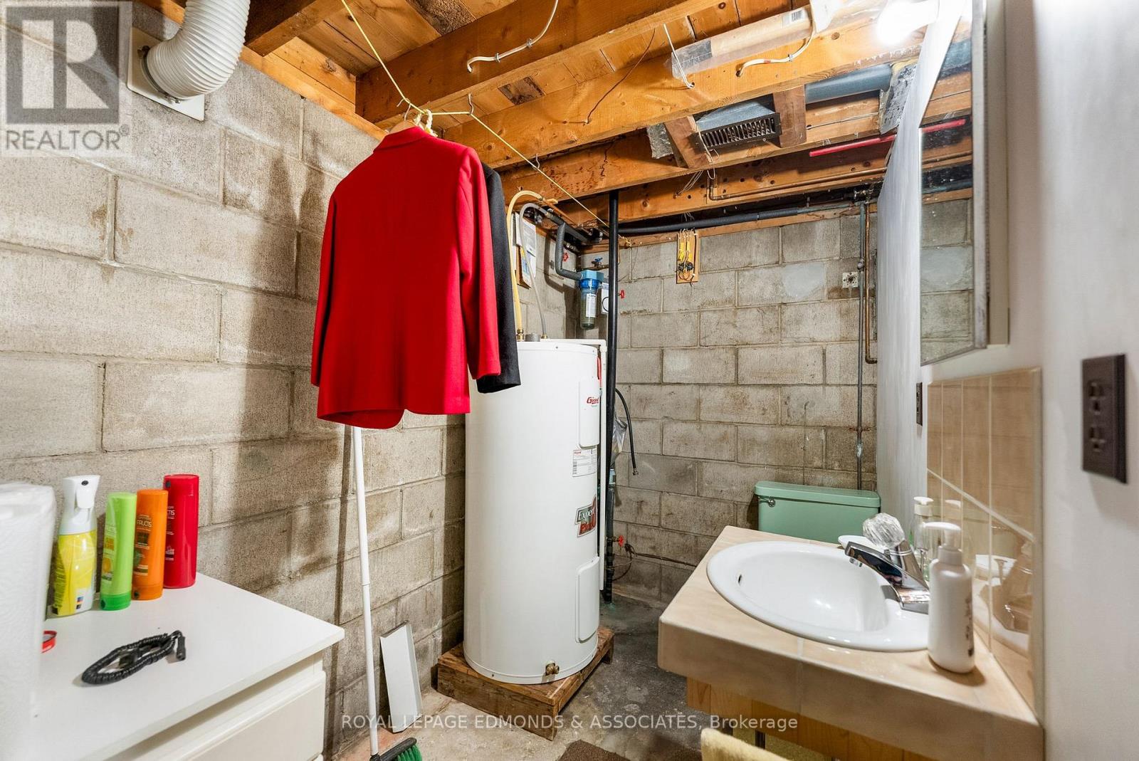Photo 16 of 664 Third Avenue, Laurentian Valley ON