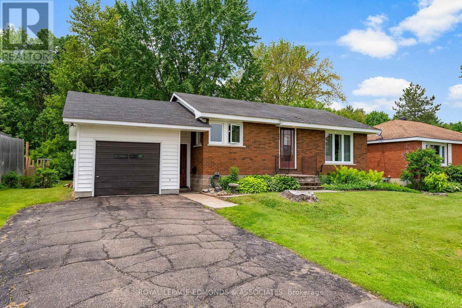 Photo 22 of 664 Third Avenue, Laurentian Valley ON