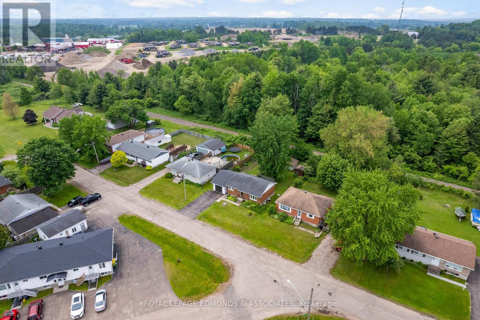 Photo 3 of 664 Third Avenue, Laurentian Valley ON