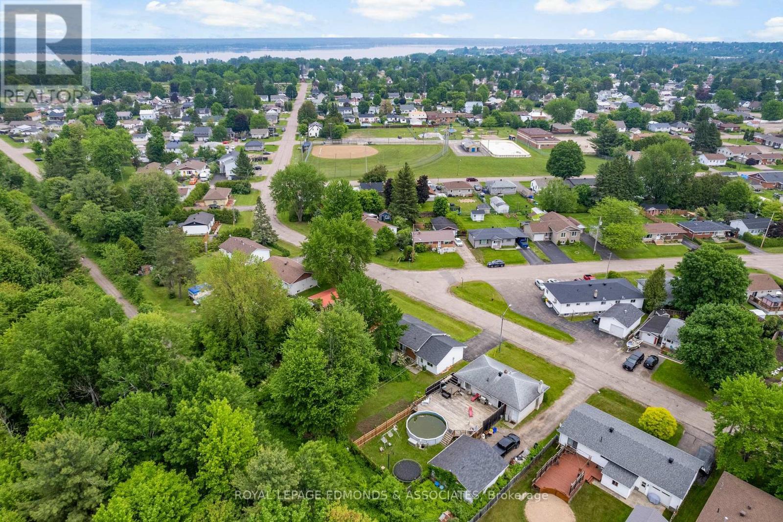 Photo 32 of 664 Third Avenue, Laurentian Valley ON