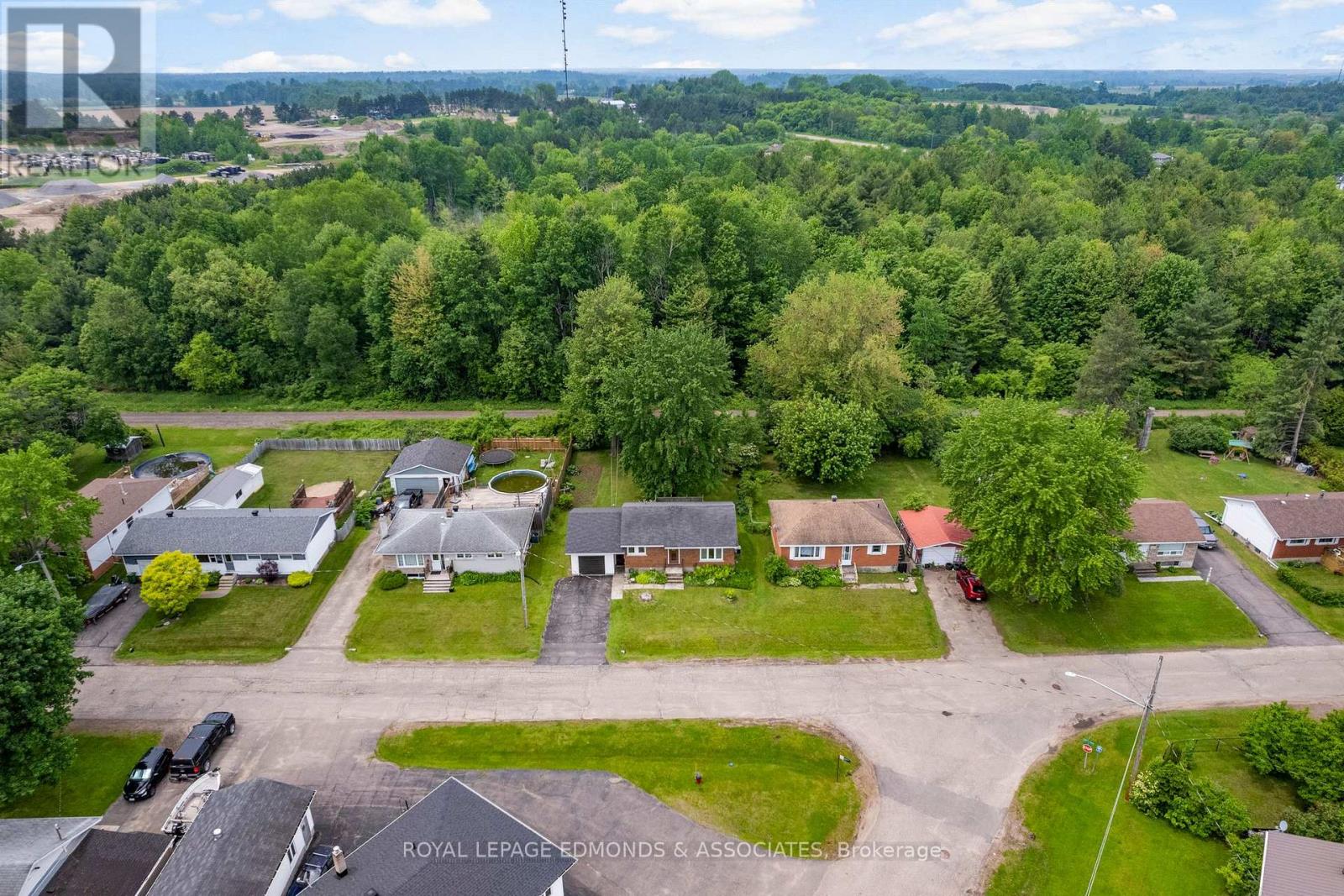 Photo 33 of 664 Third Avenue, Laurentian Valley ON