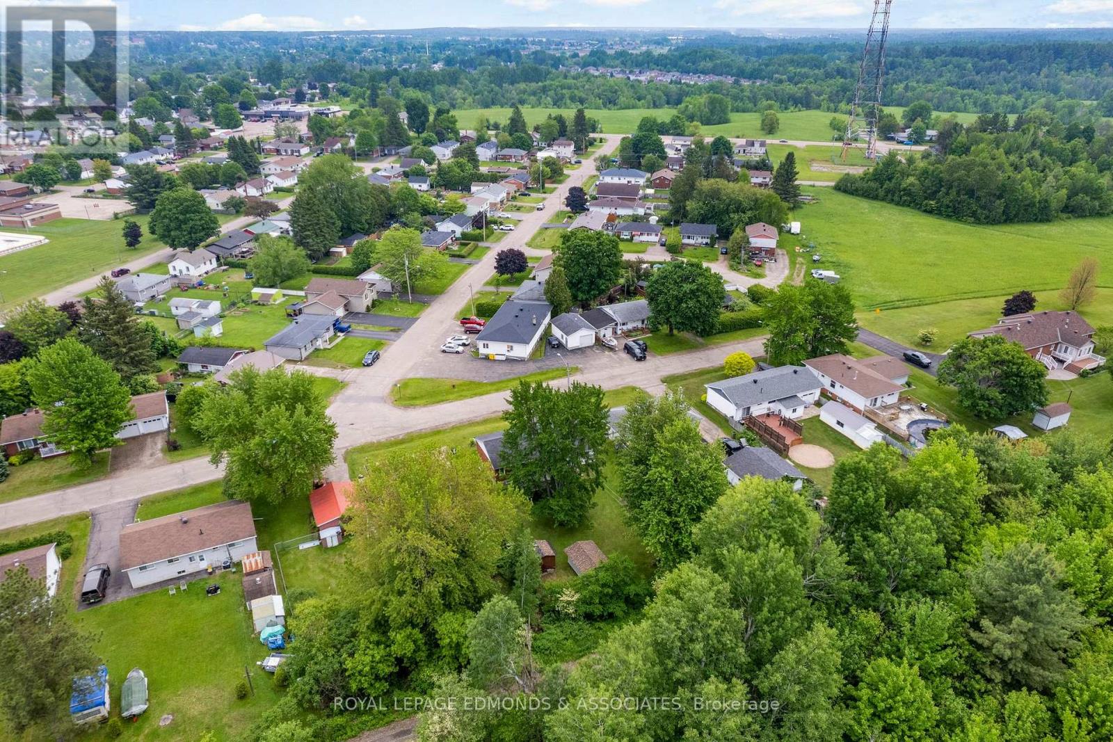 Photo 35 of 664 Third Avenue, Laurentian Valley ON