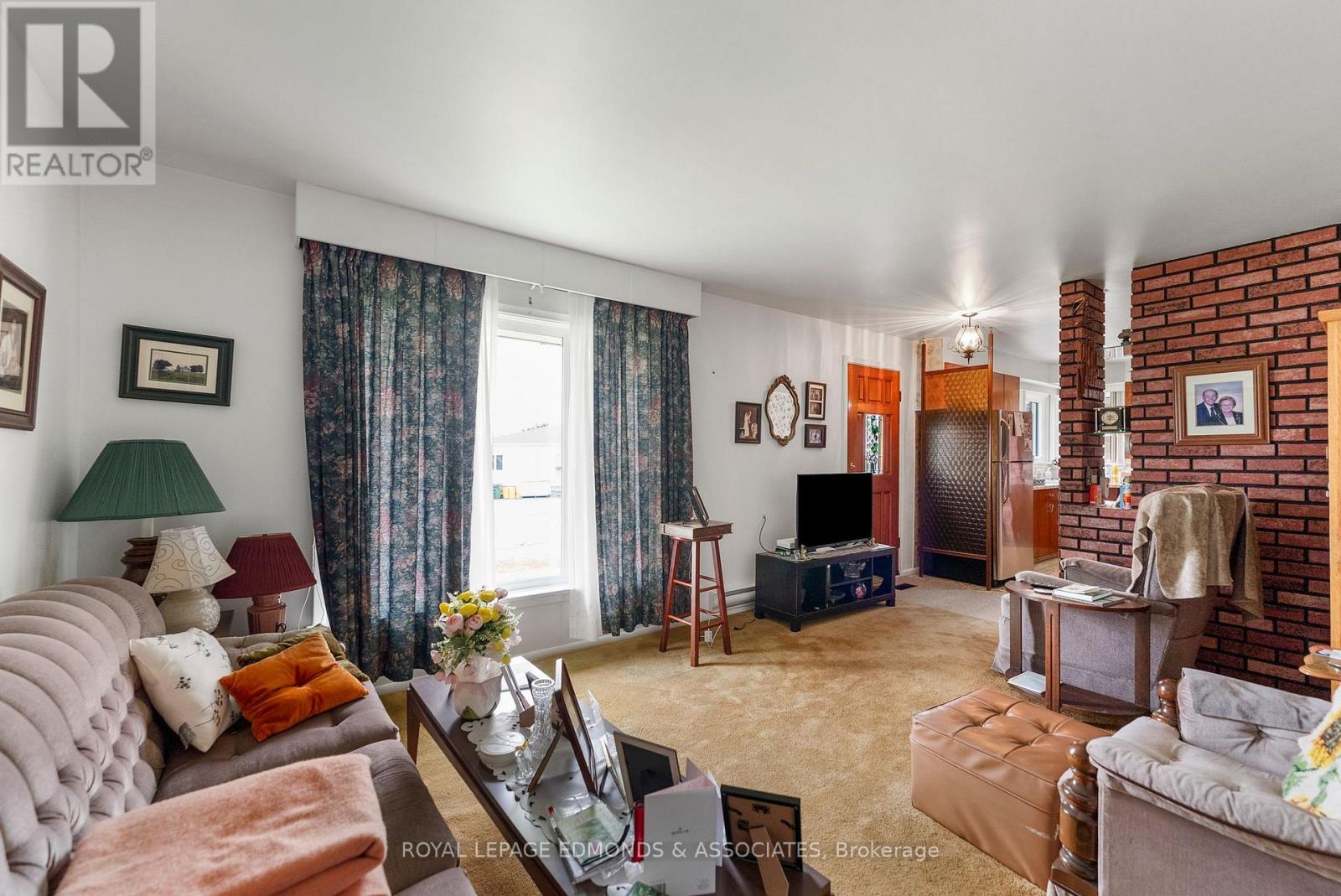 Photo 5 of 664 Third Avenue, Laurentian Valley ON