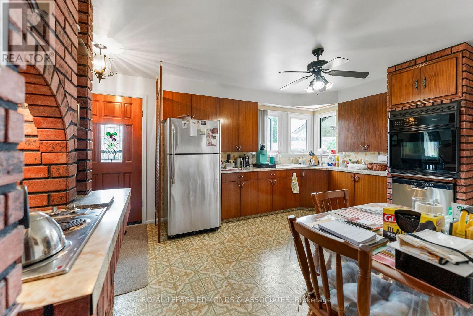 Photo 8 of 664 Third Avenue, Laurentian Valley ON
