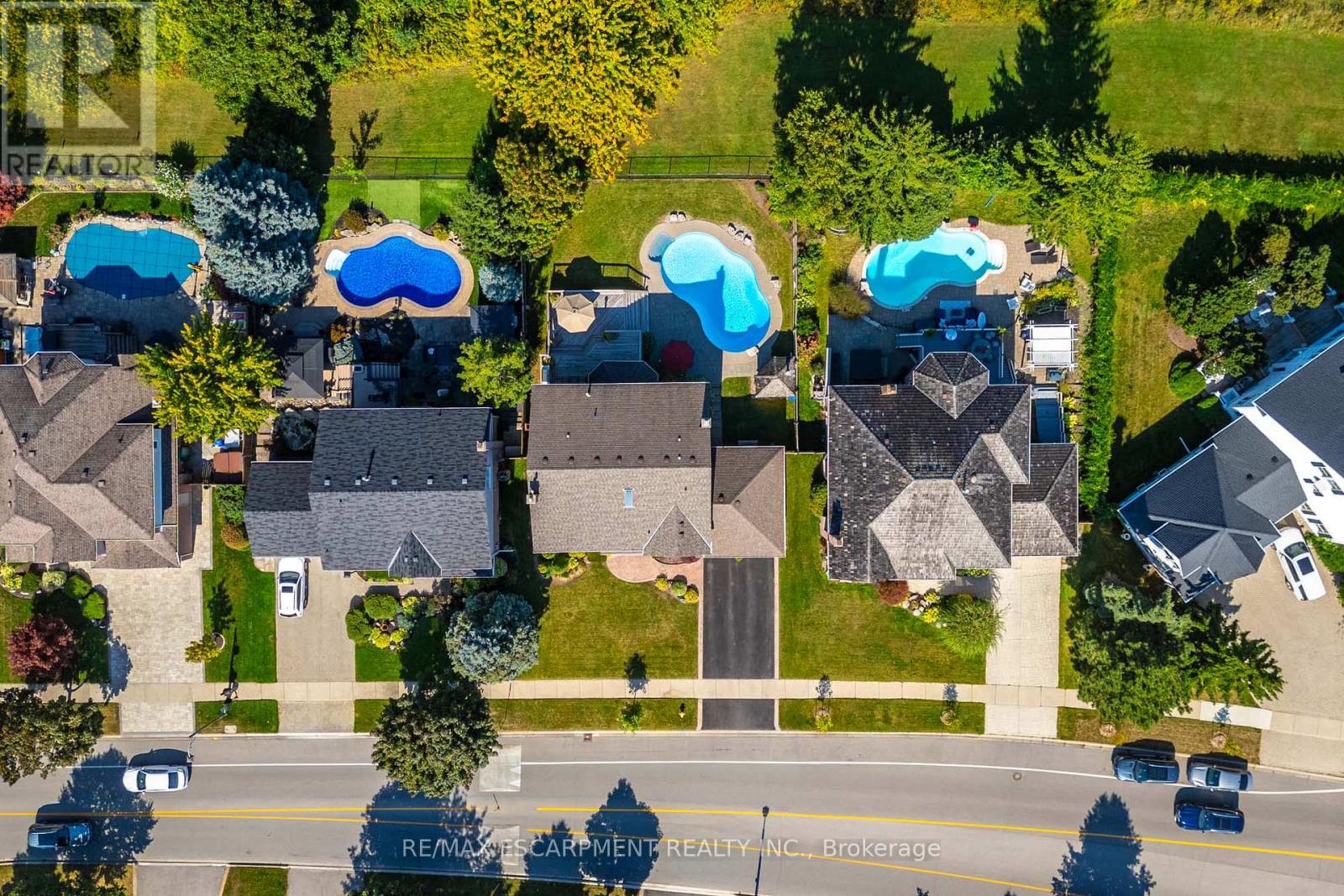Photo 7 of 2049 Country Club Drive, Burlington ON