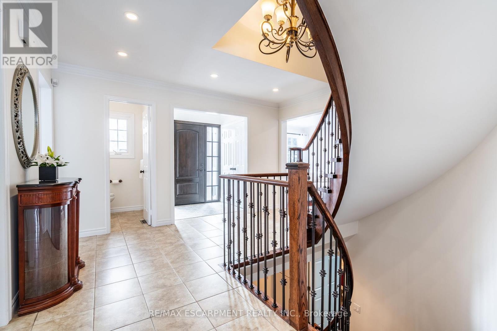 Photo 8 of 2049 Country Club Drive, Burlington ON