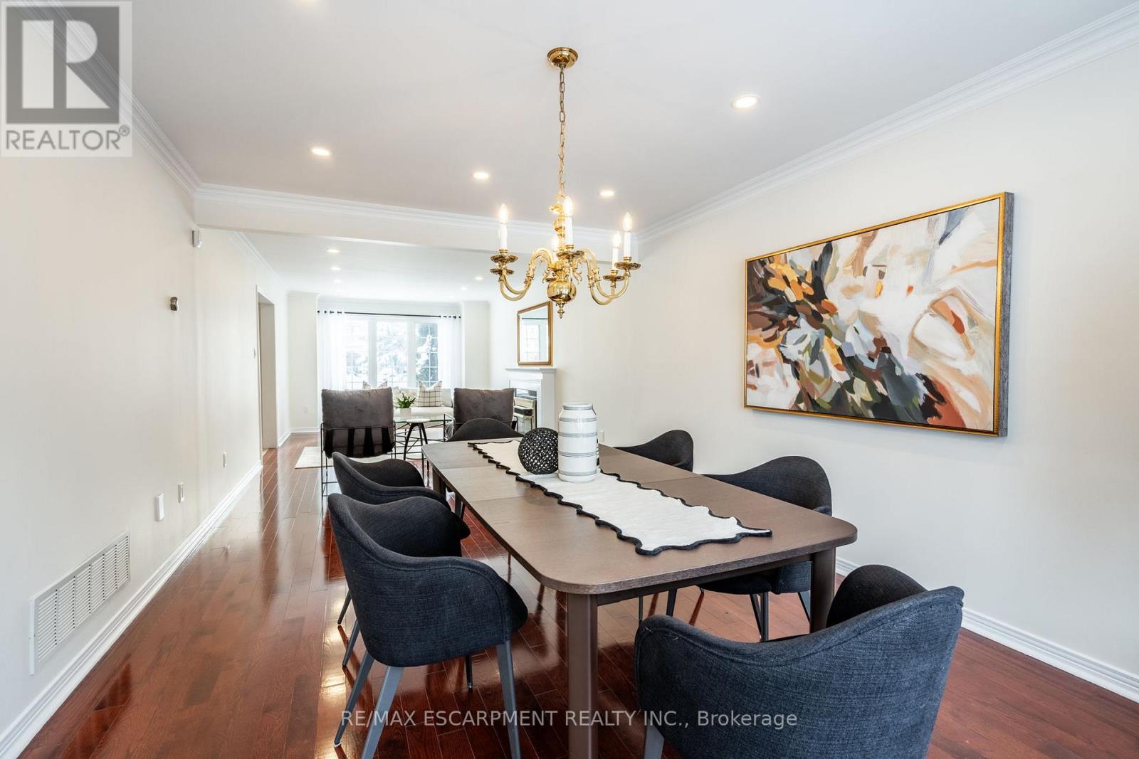 Photo 10 of 2049 Country Club Drive, Burlington ON