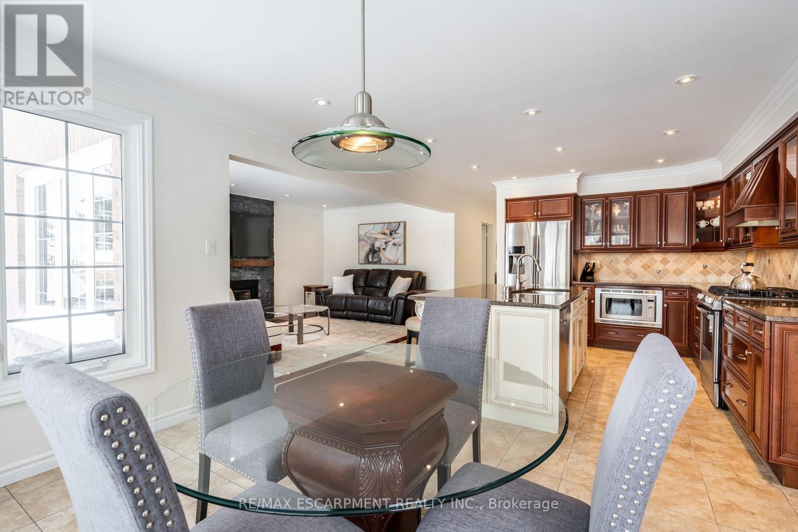 Photo 17 of 2049 Country Club Drive, Burlington ON