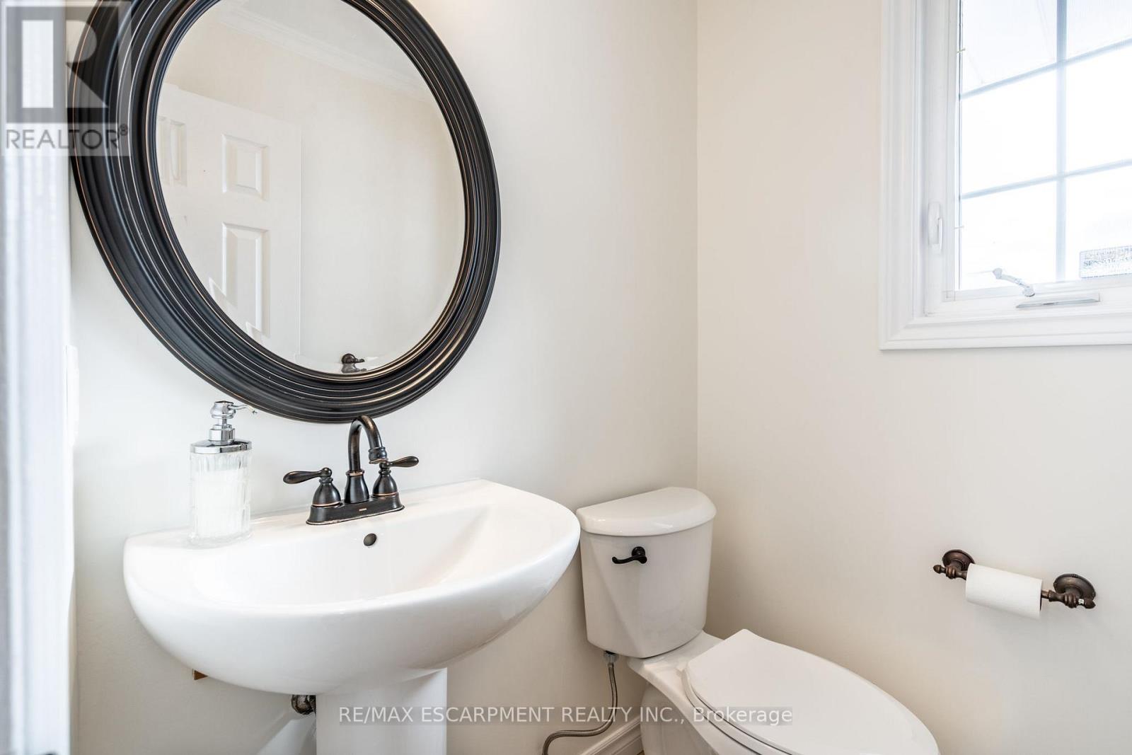 Photo 5 of 2049 Country Club Drive, Burlington ON