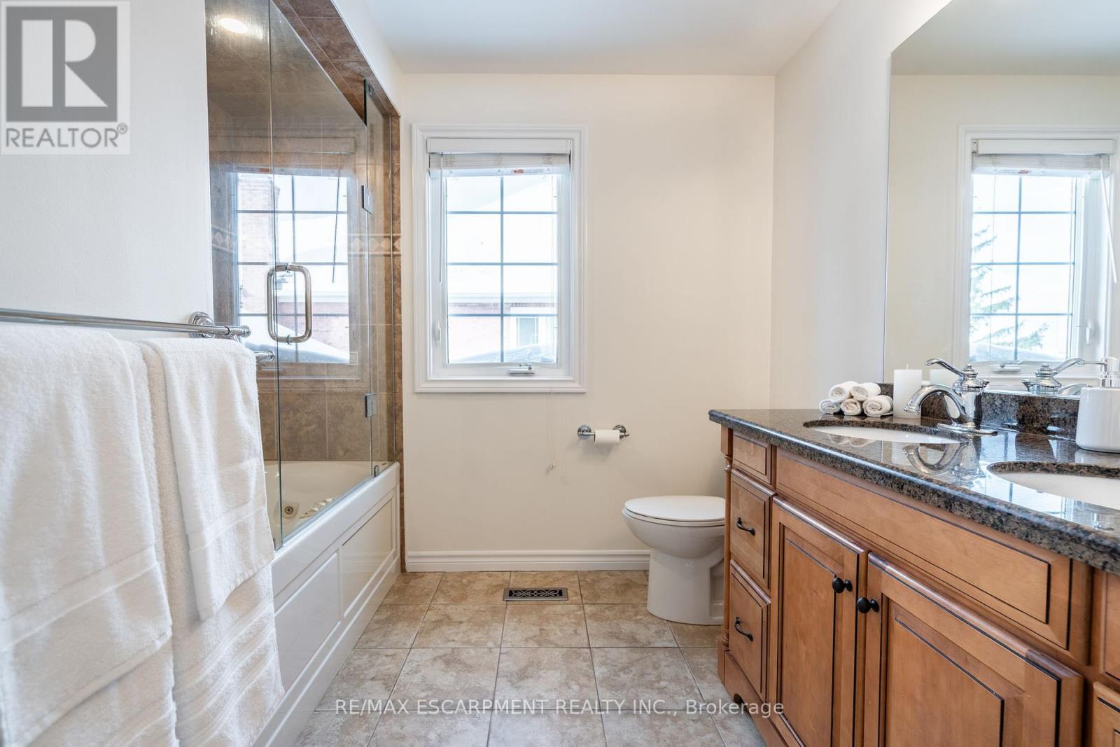 Photo 19 of 2049 Country Club Drive, Burlington ON