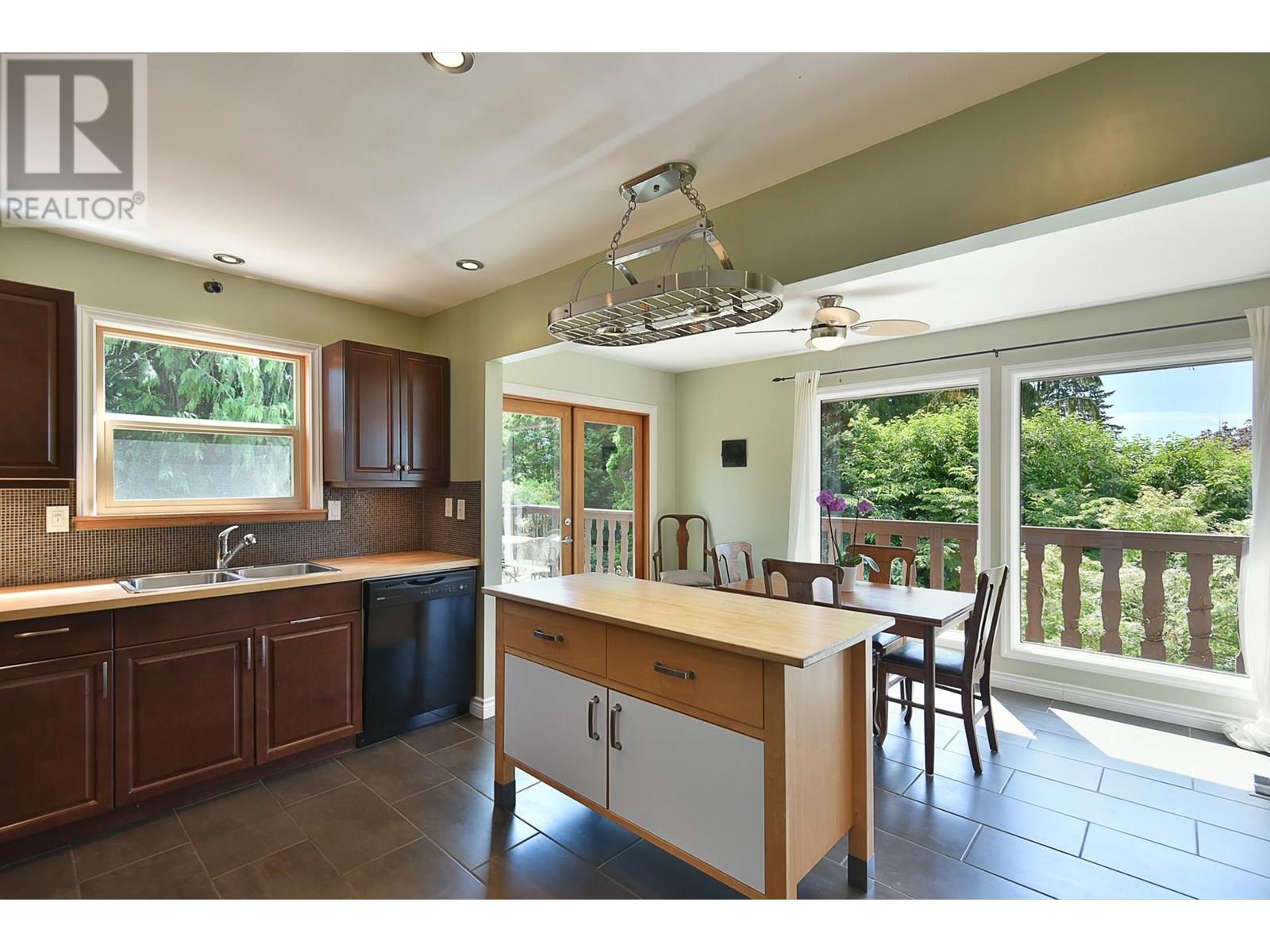 5345 SELMA PARK ROAD, Sechelt