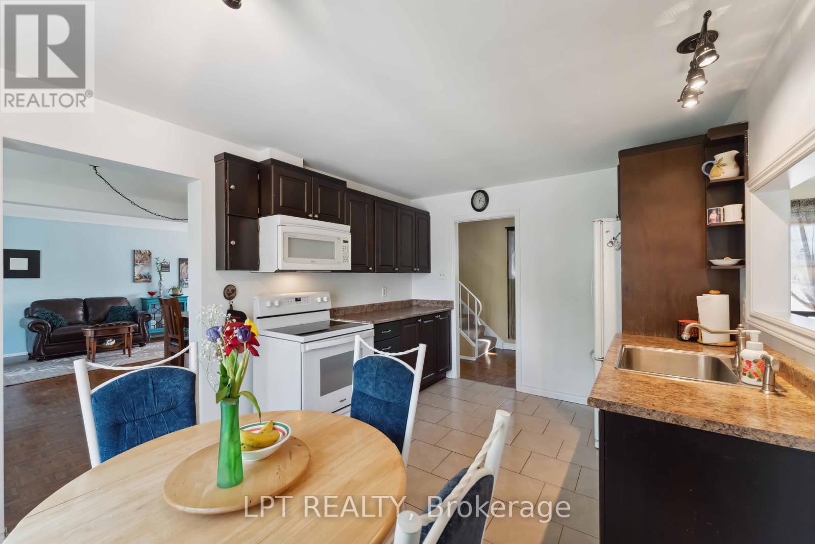 Photo 7 of 61 Fieldgate Drive, Ottawa ON
