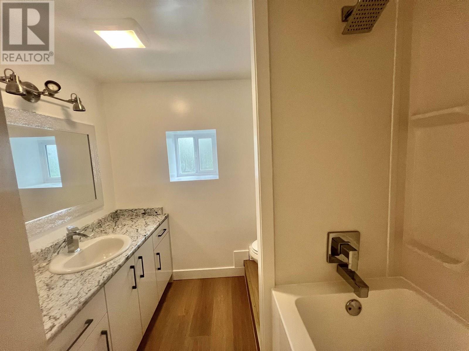 524-526 E 8TH AVENUE