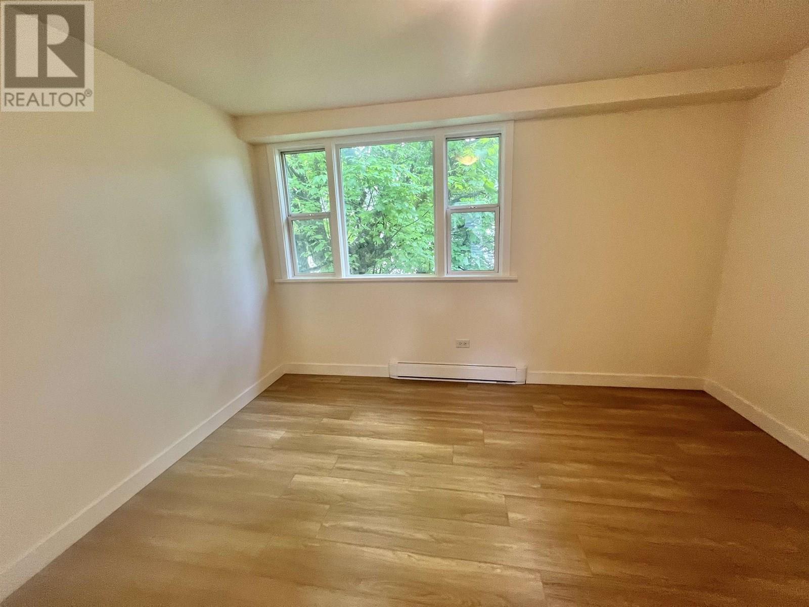 524-526 E 8TH AVENUE