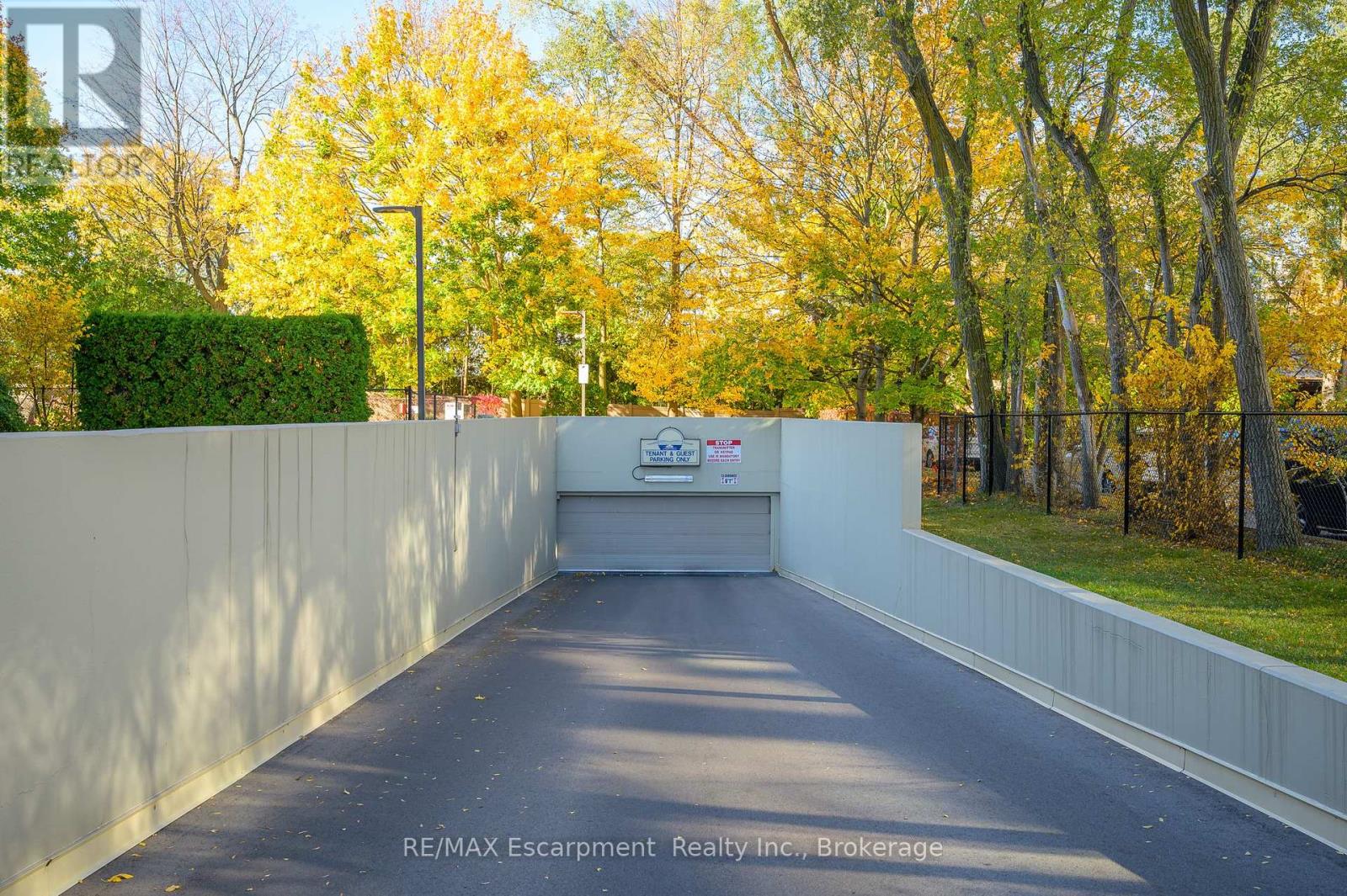 Photo 38 of 301 1237 North Shore Boulevard E, Burlington ON
