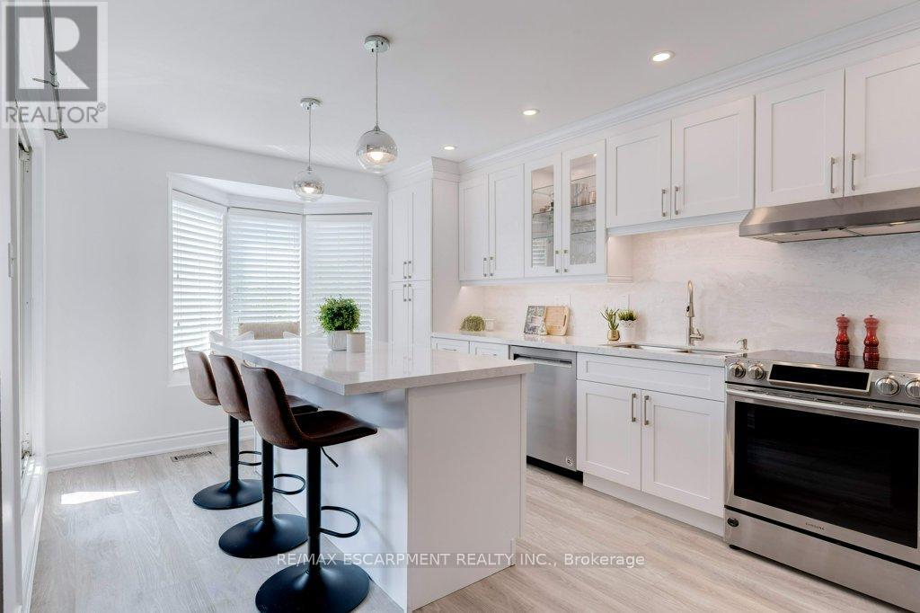 Photo 31 of 40 5090 Fairview Street, Burlington ON