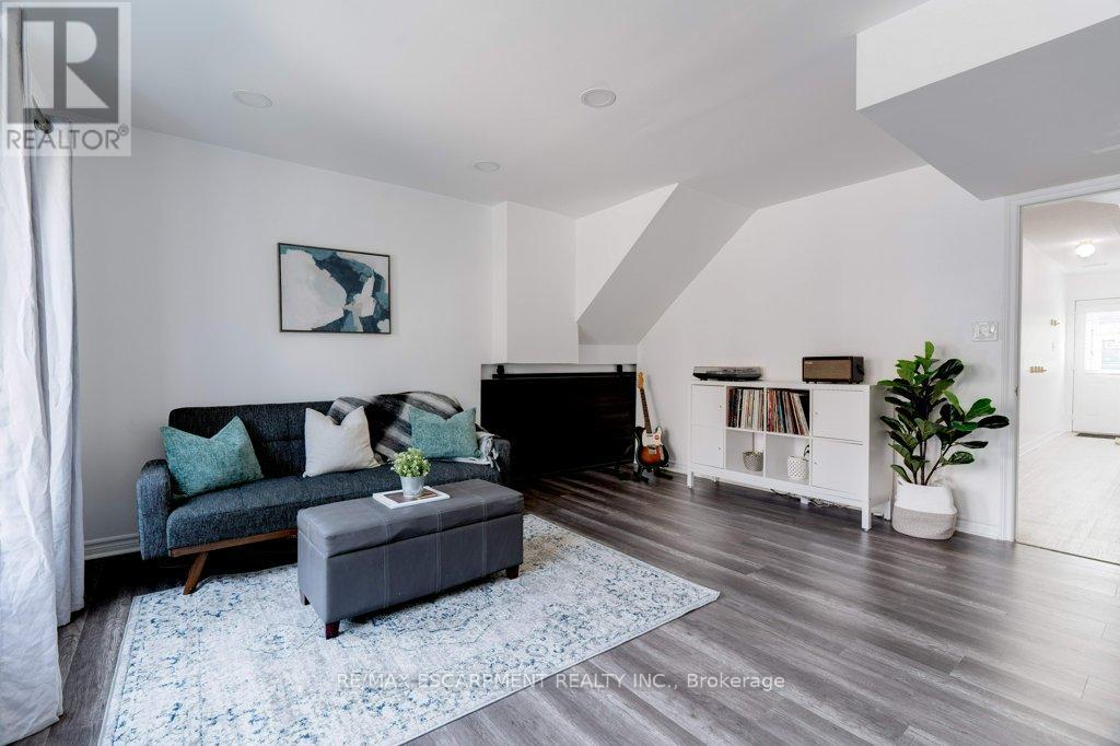 Photo 14 of 40 5090 Fairview Street, Burlington ON