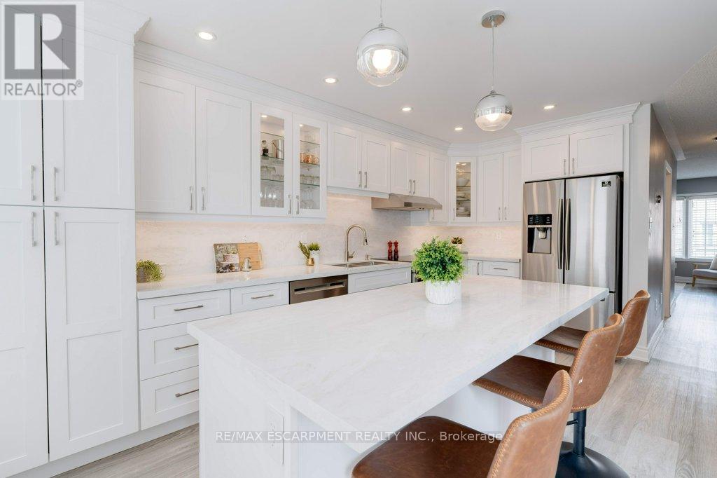 Photo 20 of 40 5090 Fairview Street, Burlington ON