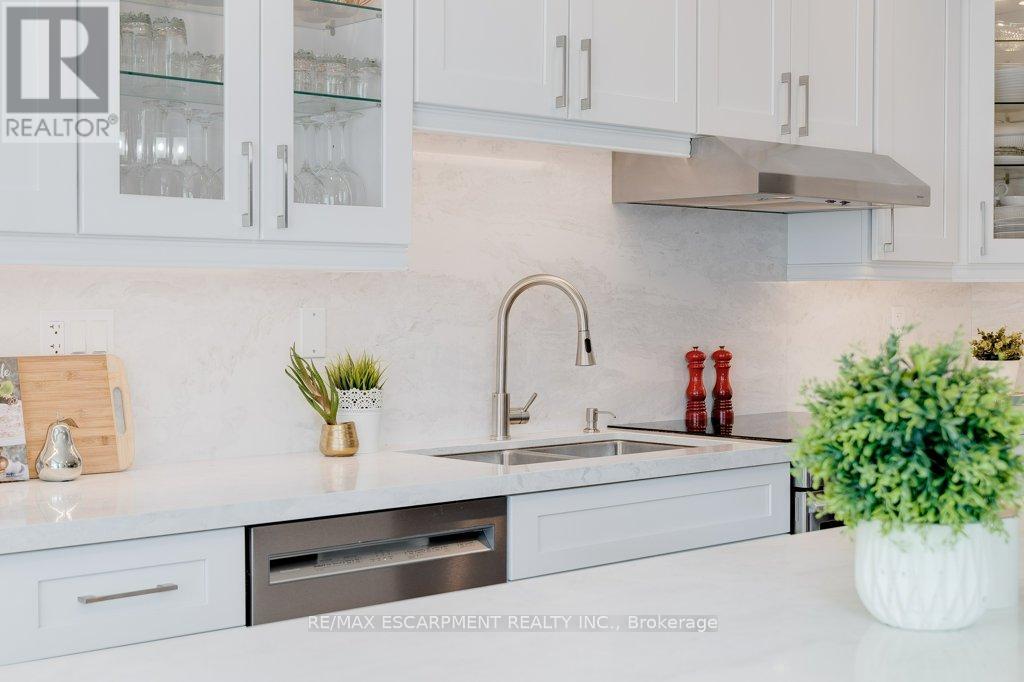 Photo 5 of 40 5090 Fairview Street, Burlington ON