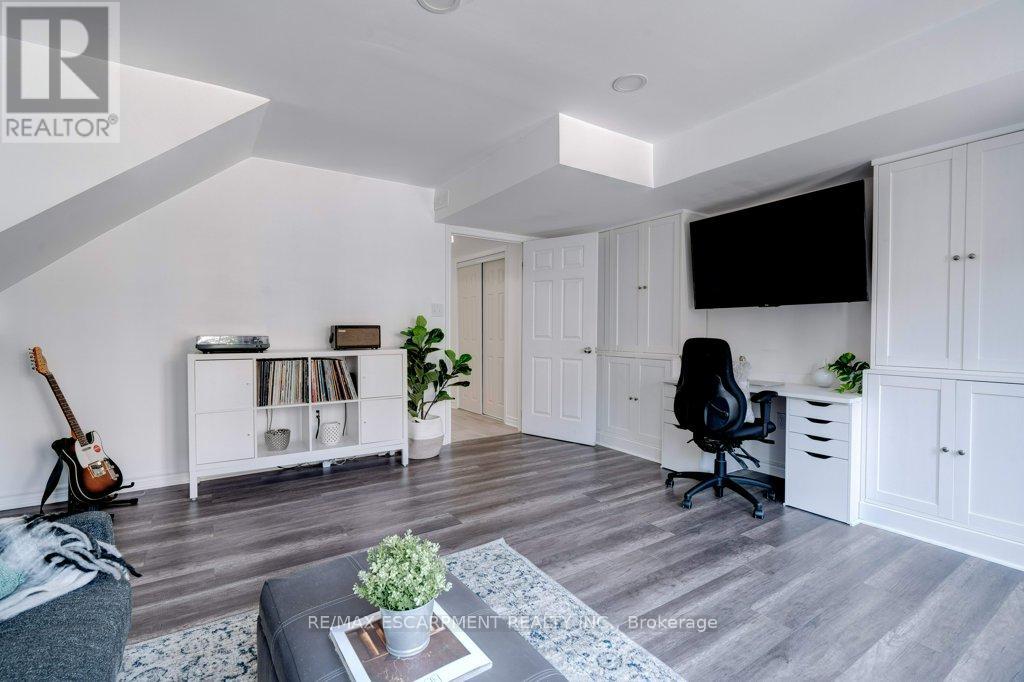 Photo 13 of 40 5090 Fairview Street, Burlington ON