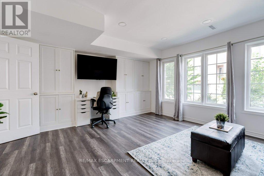 Photo 11 of 40 5090 Fairview Street, Burlington ON