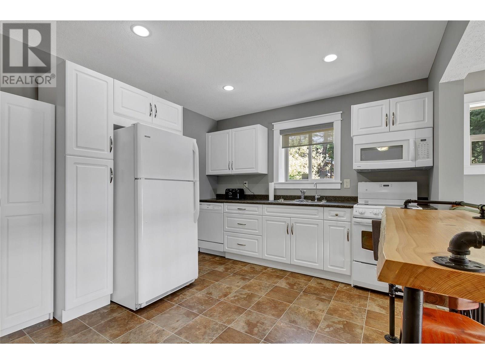  6032 Lynx Drive, Vernon
