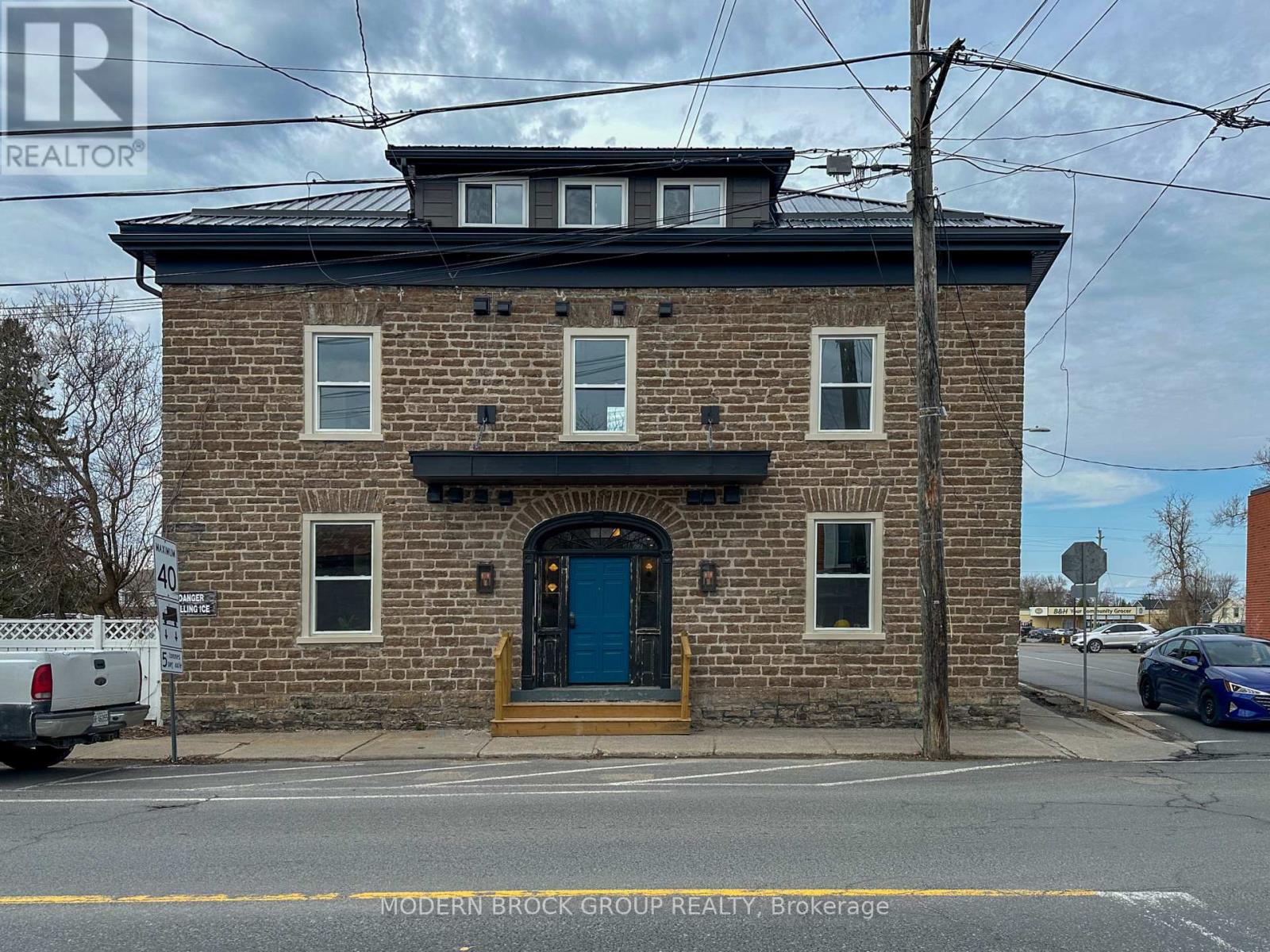 Photo 11 of 107 5 Clothier Street W, North Grenville ON