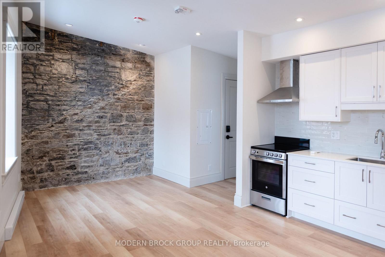 Photo 10 of 107 5 Clothier Street W, North Grenville ON