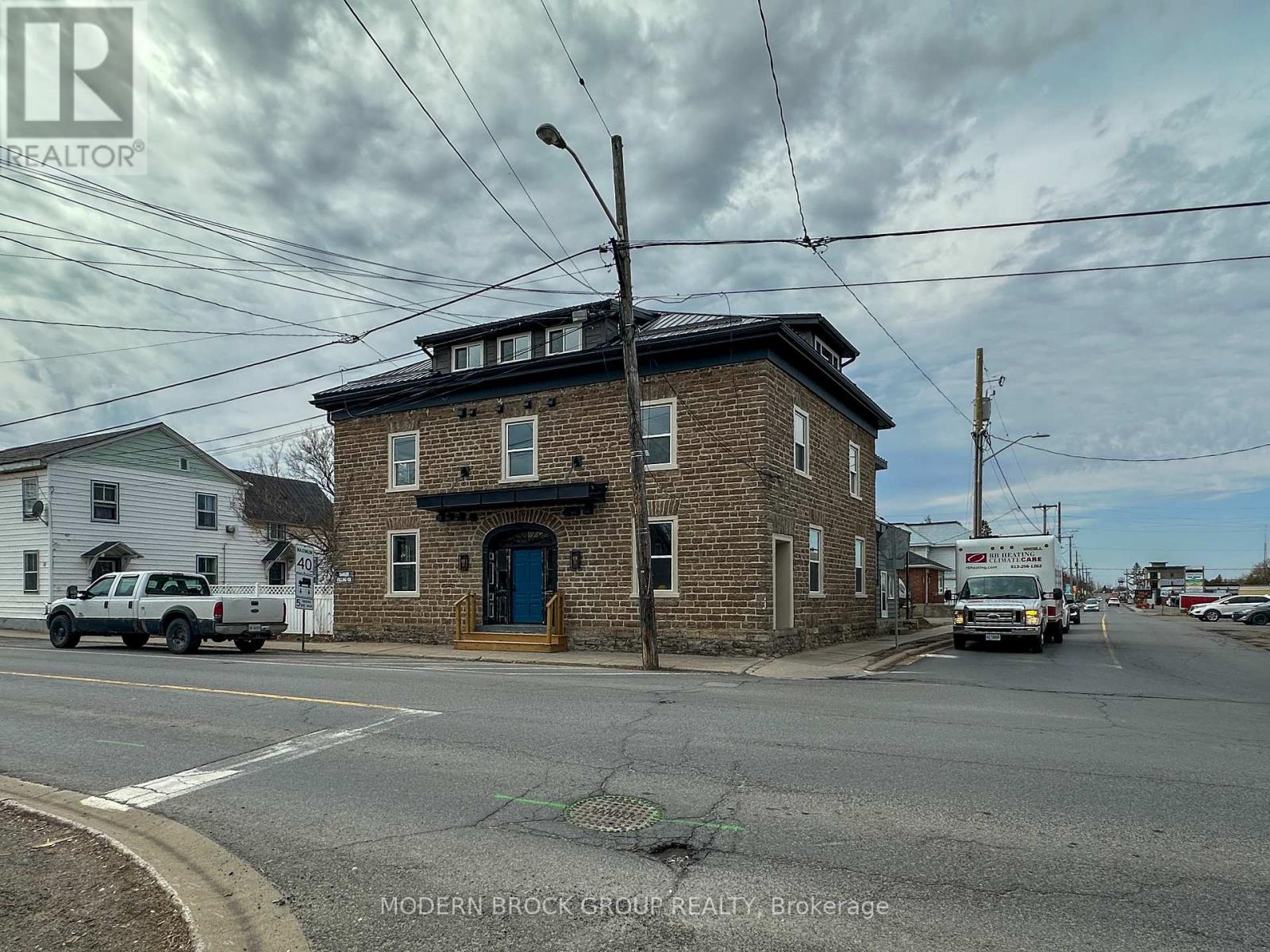 Photo 3 of 105 5 Clothier Street W, North Grenville ON