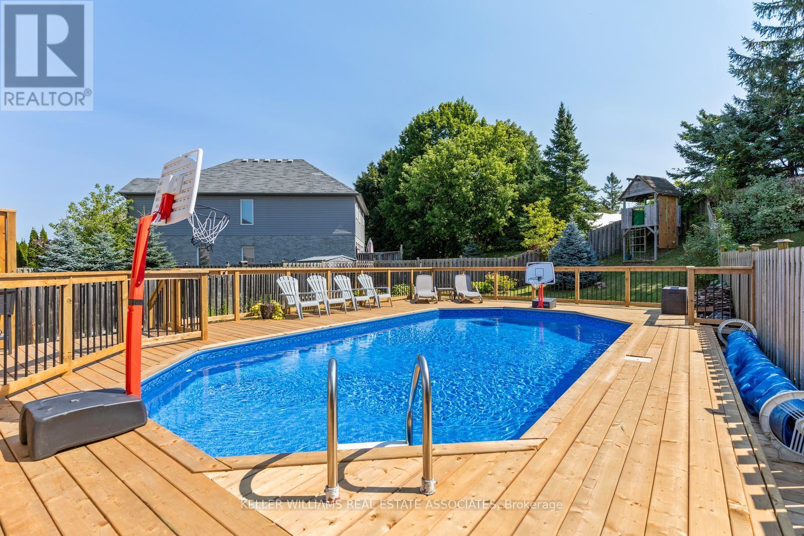 Photo 12 of 209 Sunny Meadow Court, Kitchener ON
