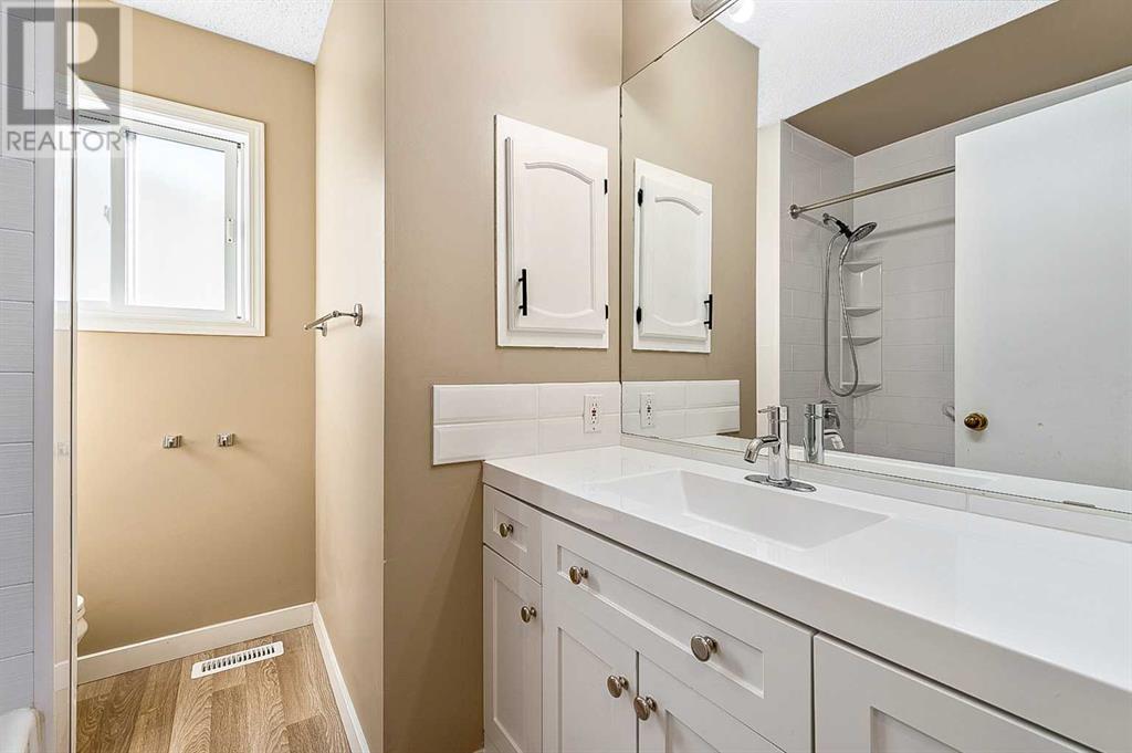 Single Family House Bi-level for Sale in  MacEwan Meadow Link NW MacEwan Glen Calgary 