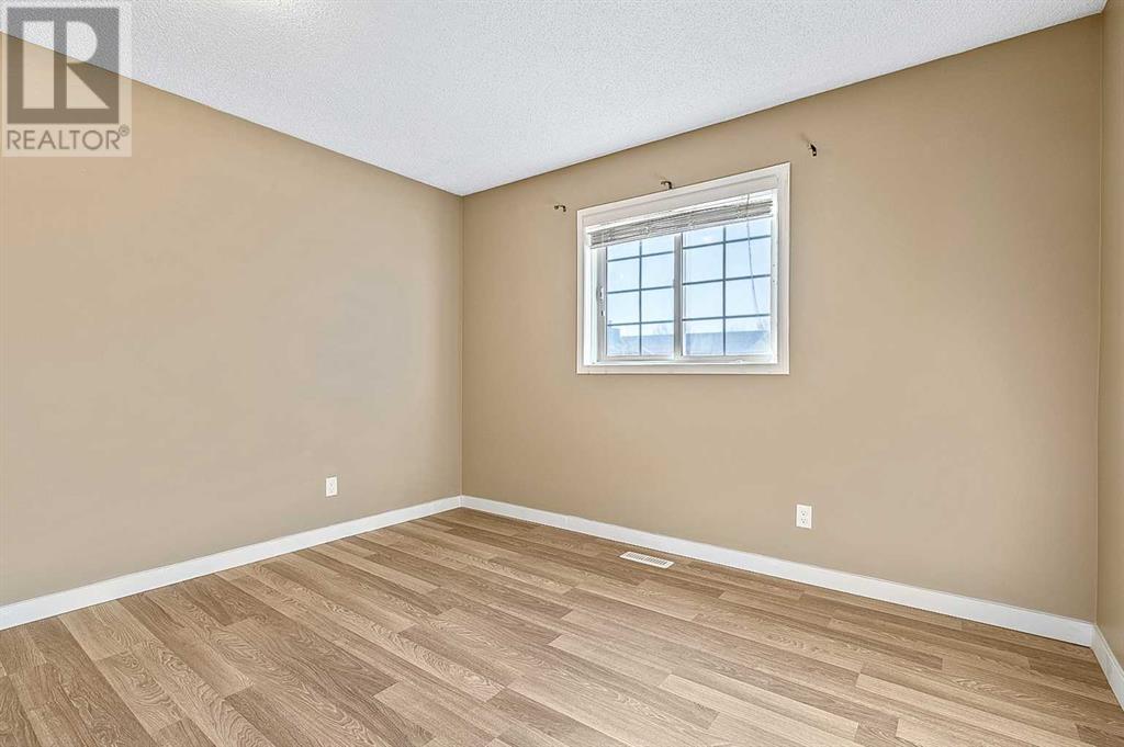 Single Family House Bi-level for Sale in  MacEwan Meadow Link NW MacEwan Glen Calgary 