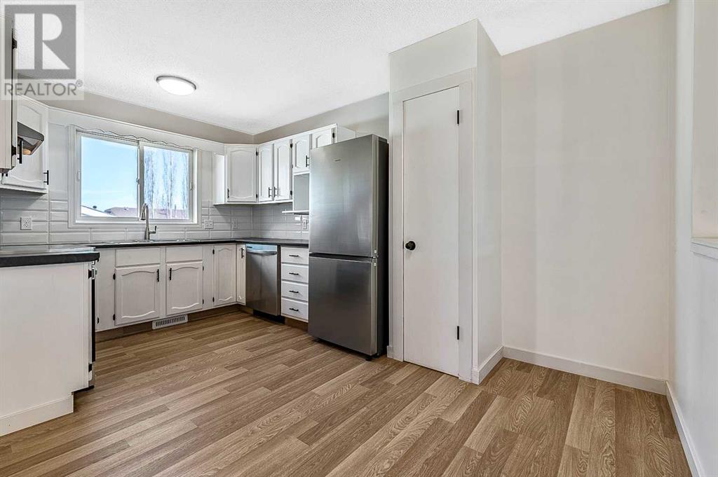 Single Family House Bi-level for Sale in  MacEwan Meadow Link NW MacEwan Glen Calgary 