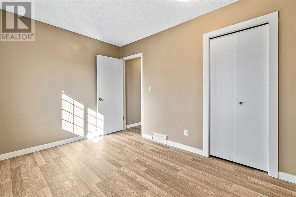 Single Family House Bi-level for Sale in  MacEwan Meadow Link NW MacEwan Glen Calgary 