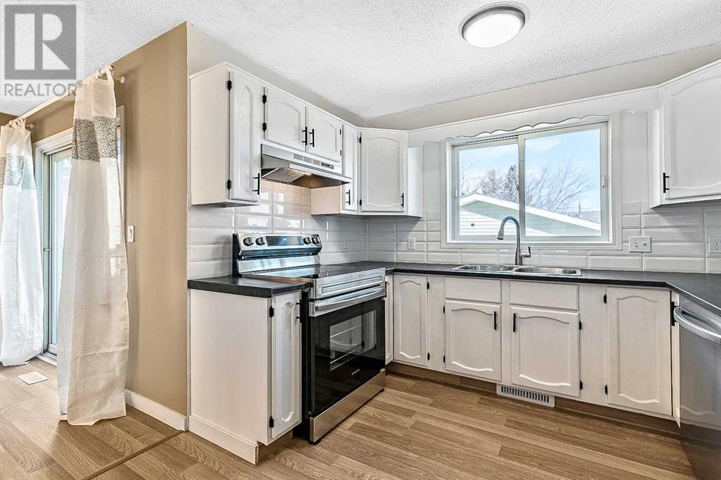 Single Family House Bi-level for Sale in  MacEwan Meadow Link NW MacEwan Glen Calgary 