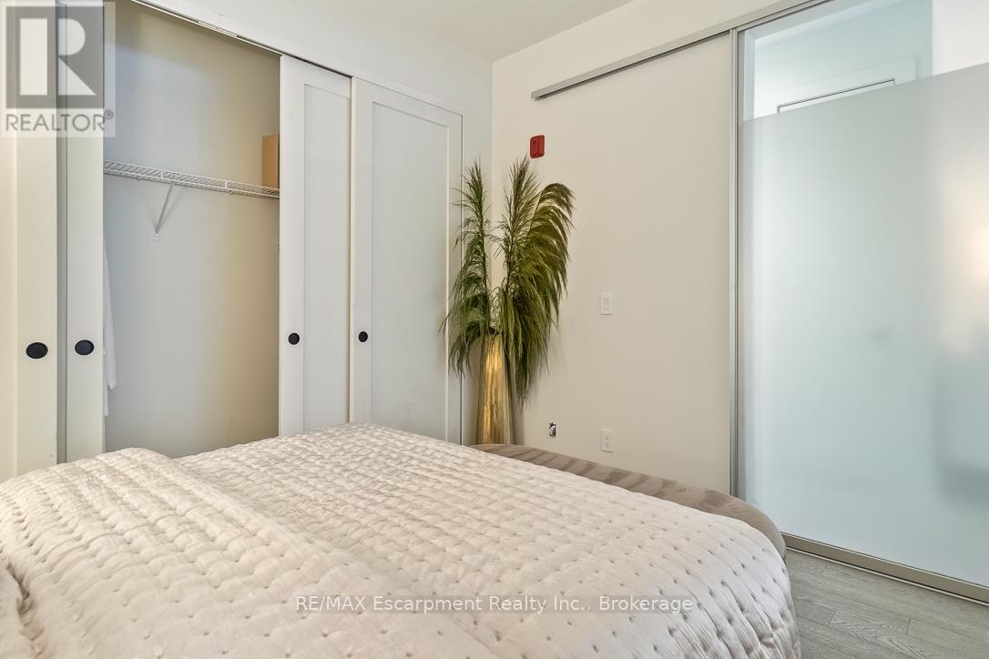 Photo 21 of 105 123 Maurice Drive, Oakville ON