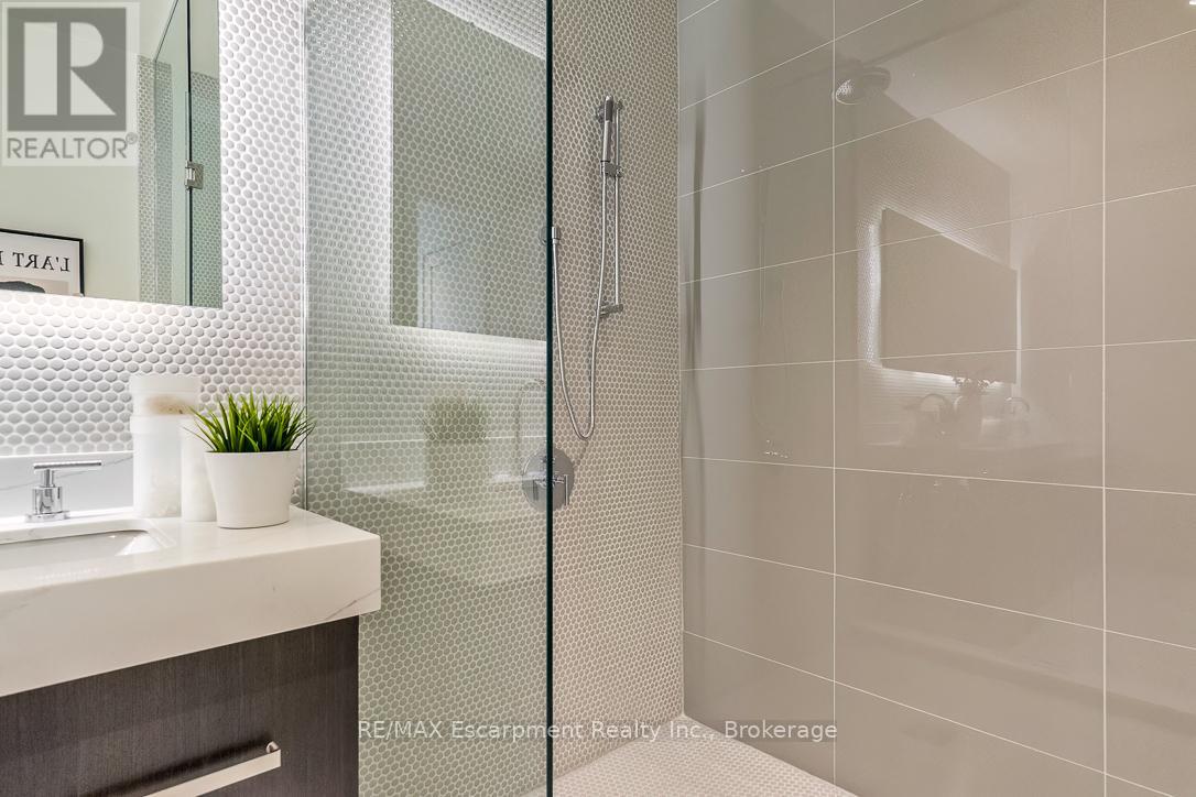 Photo 6 of 105 123 Maurice Drive, Oakville ON