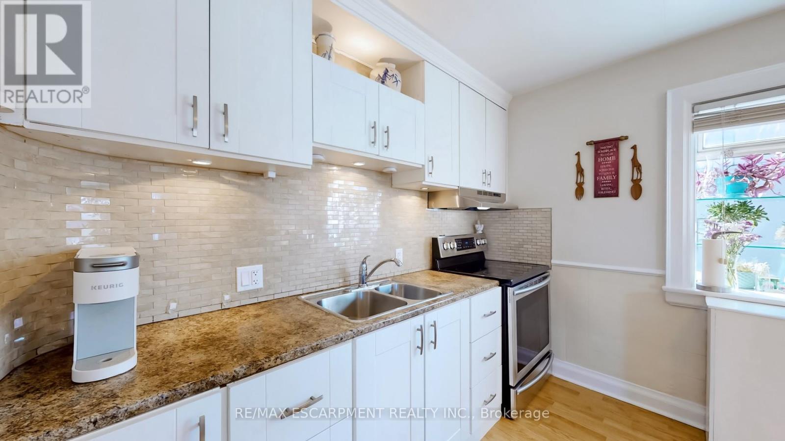 Single Family House Bungalow for Sale in  VICTORIA PARK AVENUE Toronto (Oakridge) 