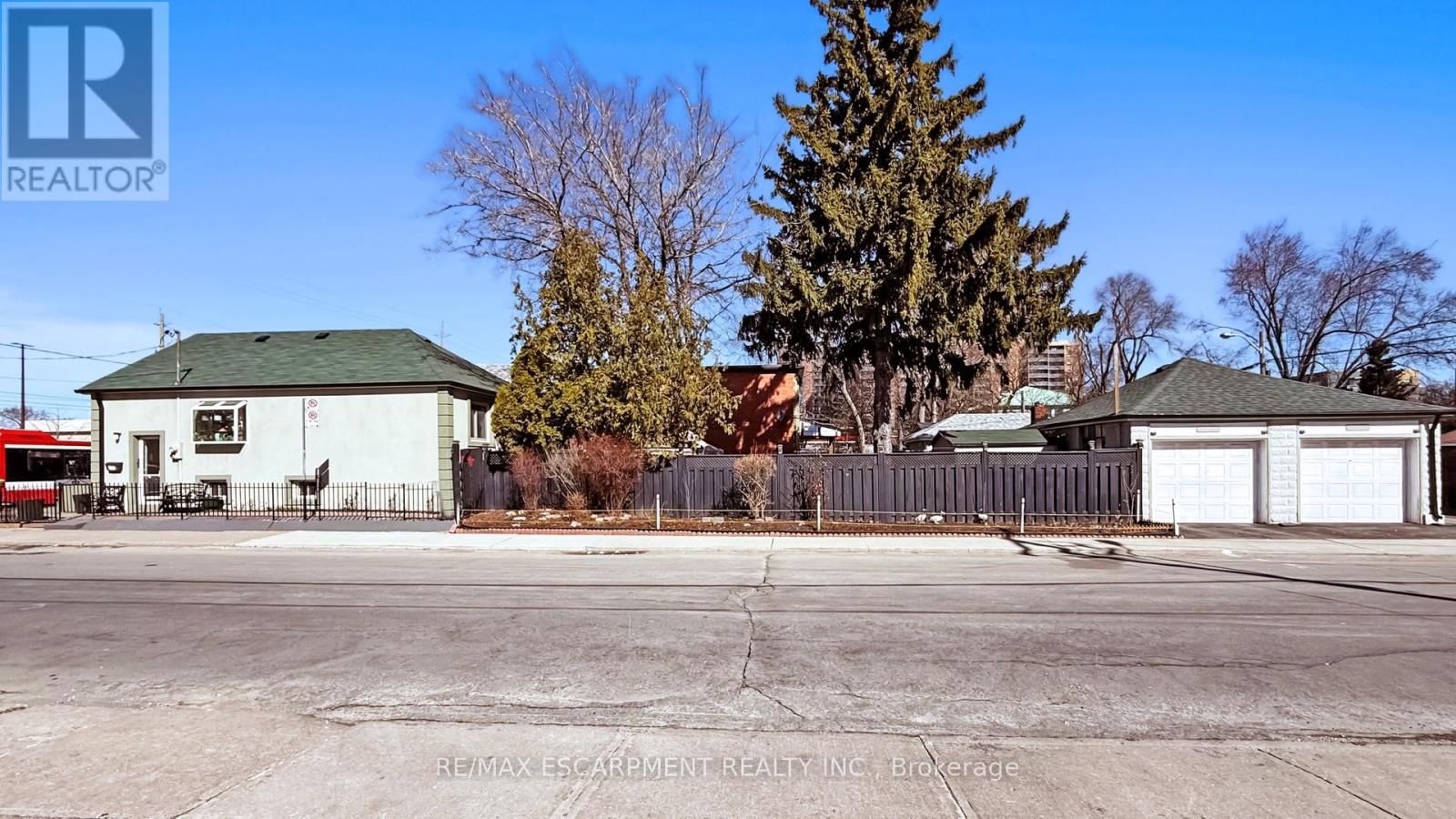 Single Family House Bungalow for Sale in  VICTORIA PARK AVENUE Toronto (Oakridge) 