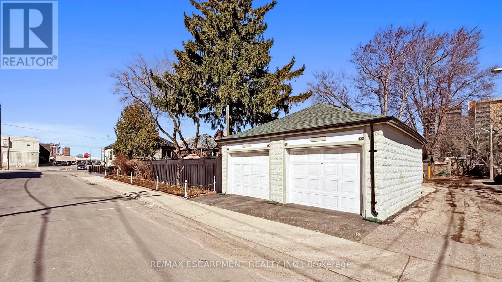 Single Family House Bungalow for Sale in  VICTORIA PARK AVENUE Toronto (Oakridge) 