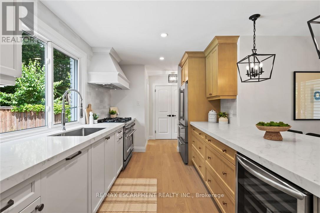 Photo 1 of 250 Linwood Crescent, Burlington ON