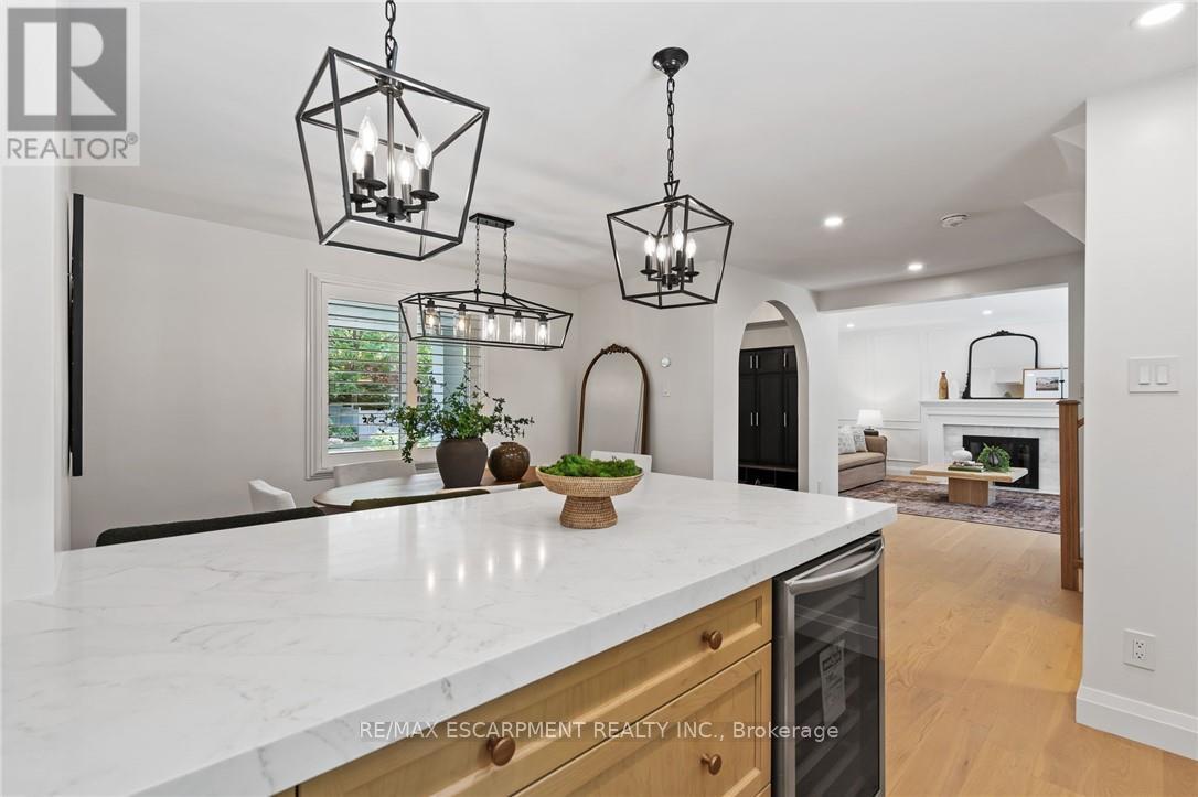 Photo 33 of 250 Linwood Crescent, Burlington ON