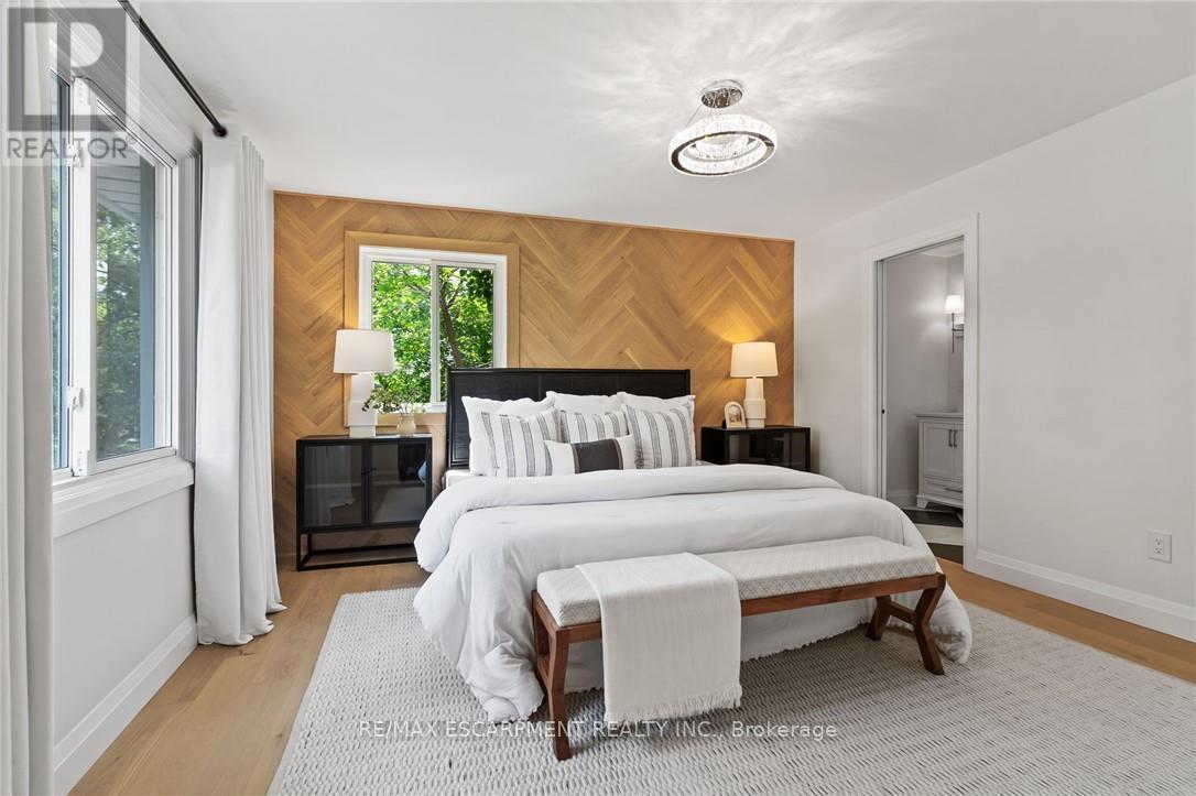 Photo 36 of 250 Linwood Crescent, Burlington ON