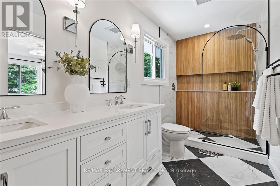 Photo 5 of 250 Linwood Crescent, Burlington ON