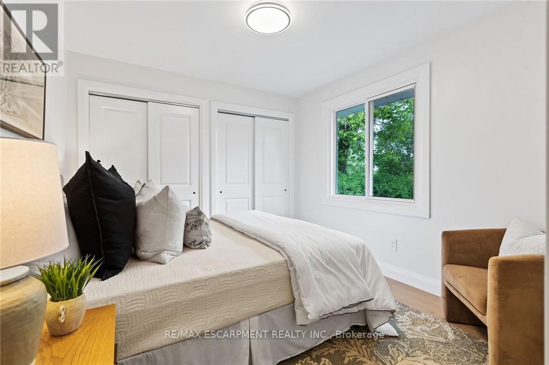Photo 10 of 250 Linwood Crescent, Burlington ON