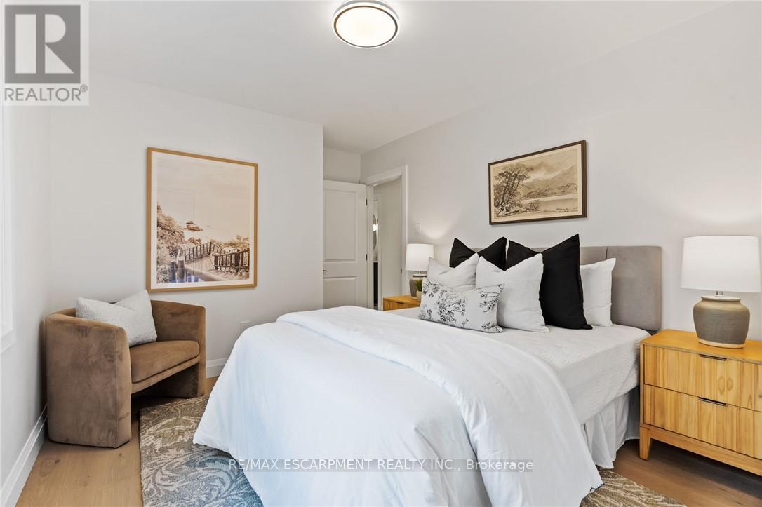 Photo 35 of 250 Linwood Crescent, Burlington ON