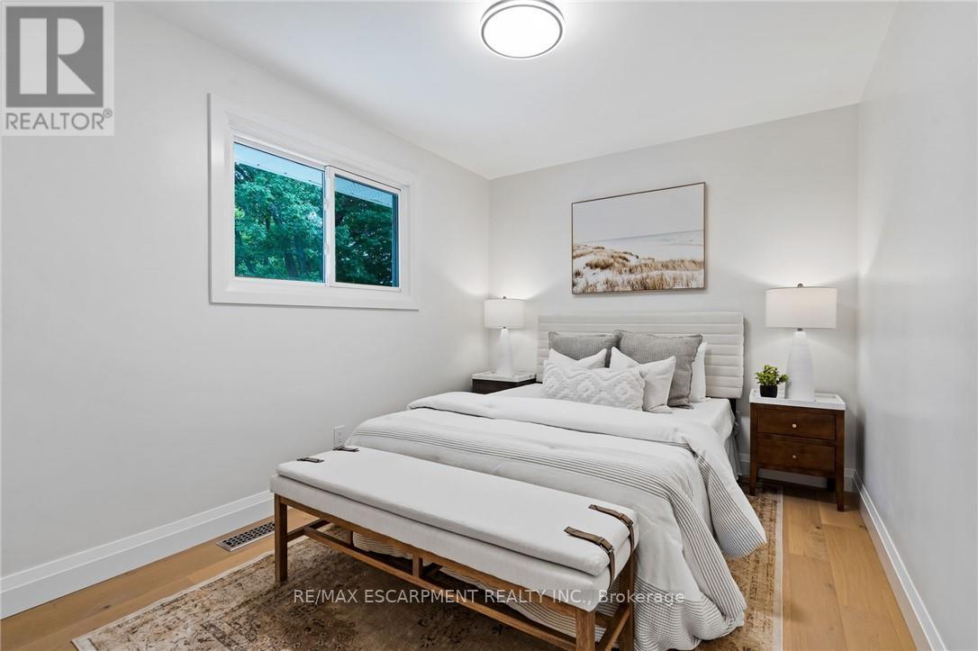 Photo 47 of 250 Linwood Crescent, Burlington ON