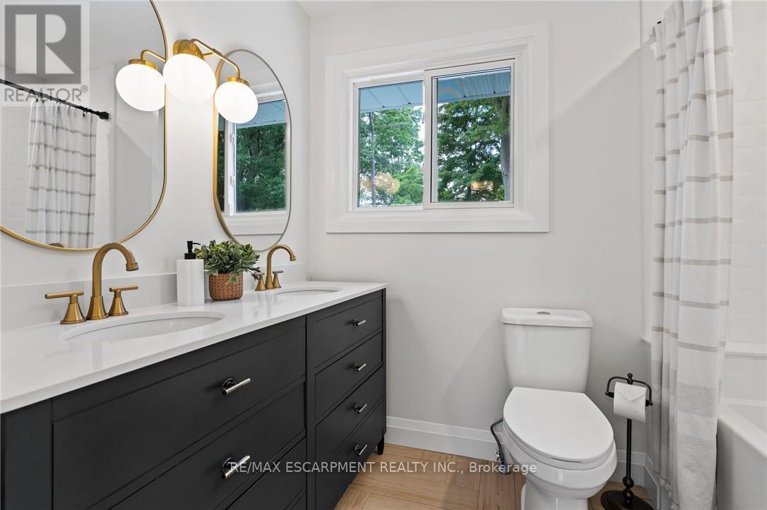Photo 13 of 250 Linwood Crescent, Burlington ON
