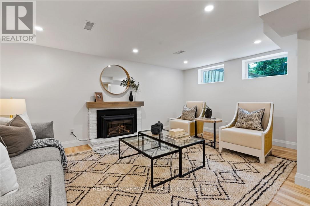 Photo 17 of 250 Linwood Crescent, Burlington ON