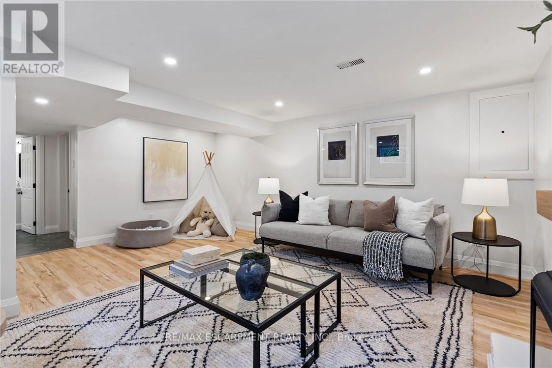 Photo 24 of 250 Linwood Crescent, Burlington ON
